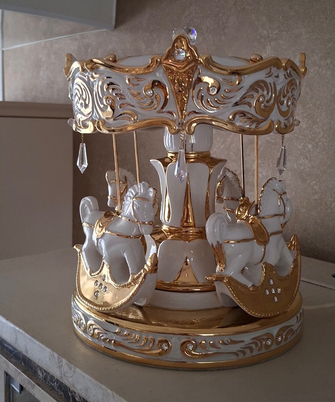 capodimonte porselein met bladgoud carosel met verlichting, Ophalen of Verzenden