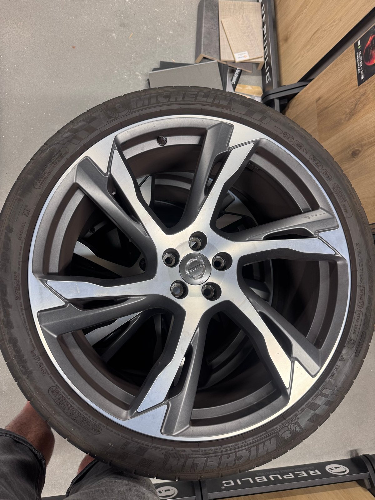 Originele Volvo 22 inch velgen met banden voor XC90, Ophalen, Gebruikt, 275 mm, Banden en Velgen