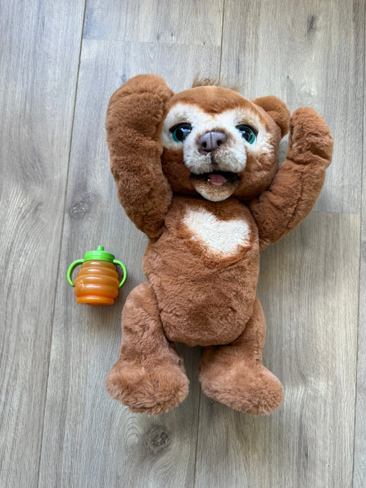 FurReal Cubby de Beer | Interactieve knuffelbeer + flesje, Ophalen, Zo goed als nieuw, Beer