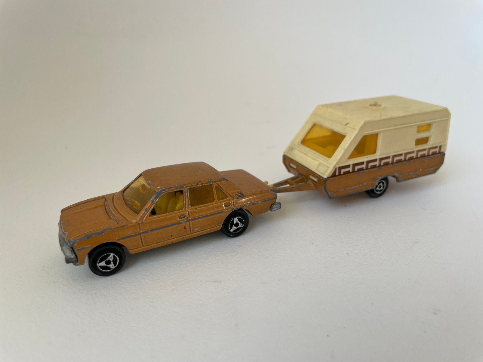 model Peugeot 604 goudkleurig met caravan, Majorette 1/50, Ophalen of Verzenden, Gebruikt, Auto, Majorette