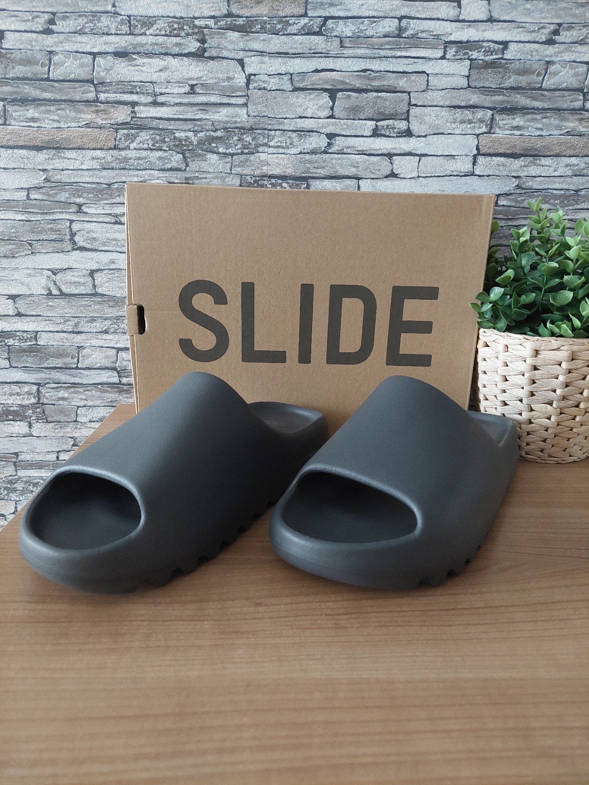 Adidas Yeezy Slide / 46, Slippers, Zwart, Nieuw, Ophalen of Verzenden