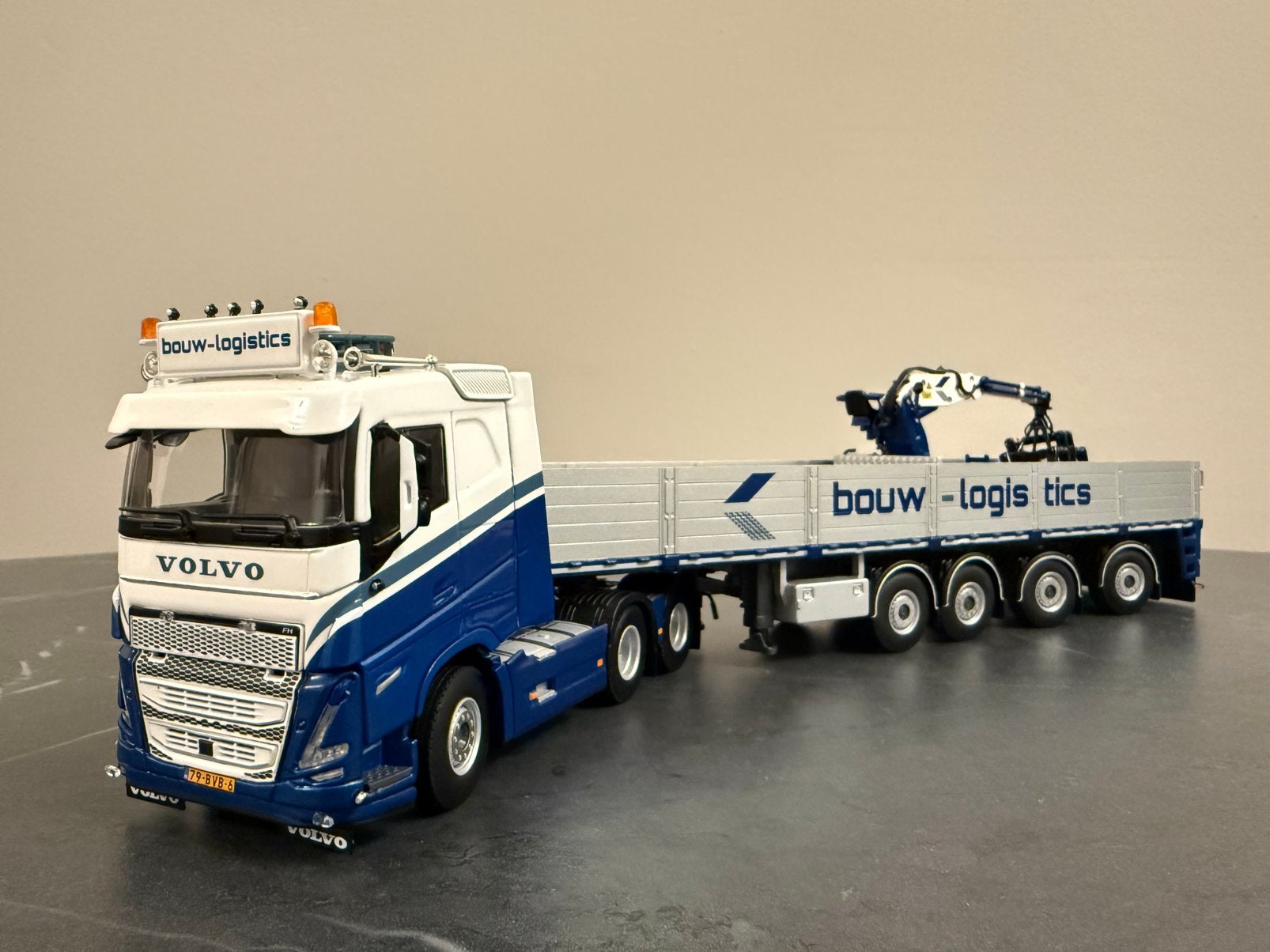 WSI volvo FH5 van BOUW-LOGISTICS met steenoplegger., Ophalen of Verzenden, Nieuw, Bus of Vrachtwagen, Wsi