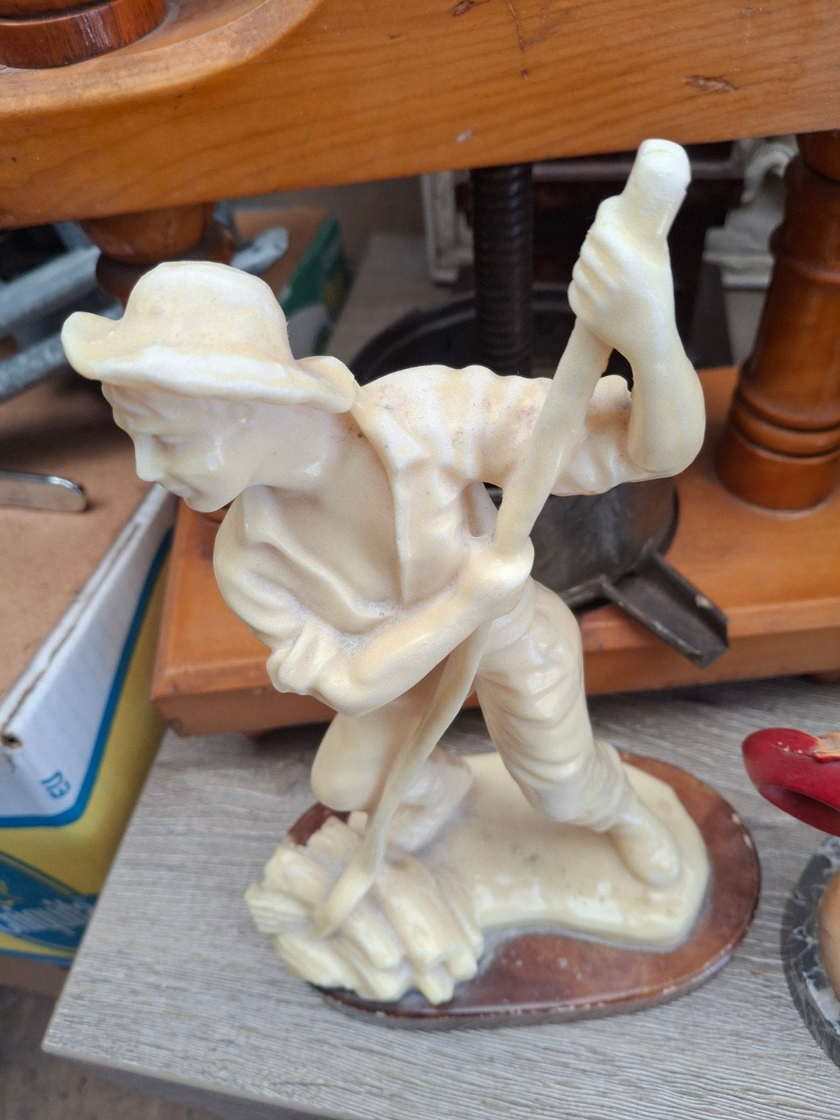 Vintage beeldje van boer met hooivork, Minder dan 20 cm, Gips, Ophalen of Verzenden, Op sokkel