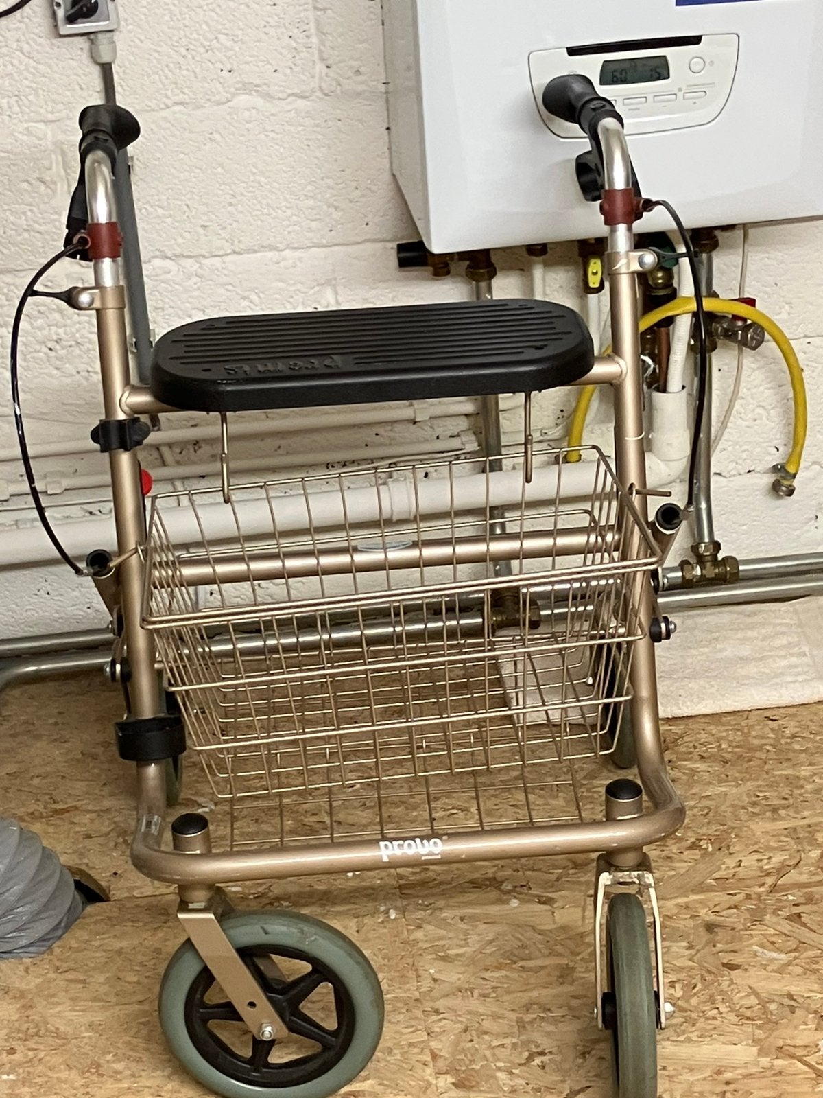 Goud/brons kleurige rollator, Ophalen, Opvouwbaar, Zo goed als nieuw