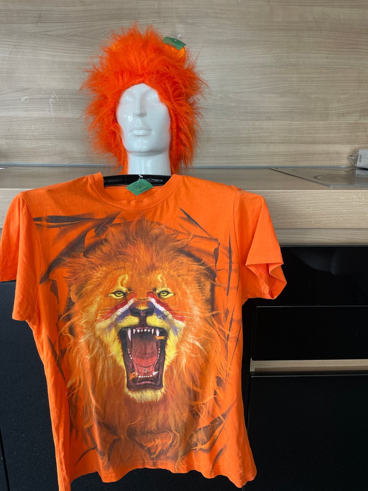Oranje T-shirt met leeuwenprint one site  en pruik/ muts, Maat 38/40 (M), Oranje, Ophalen of Verzenden, Zo goed als nieuw