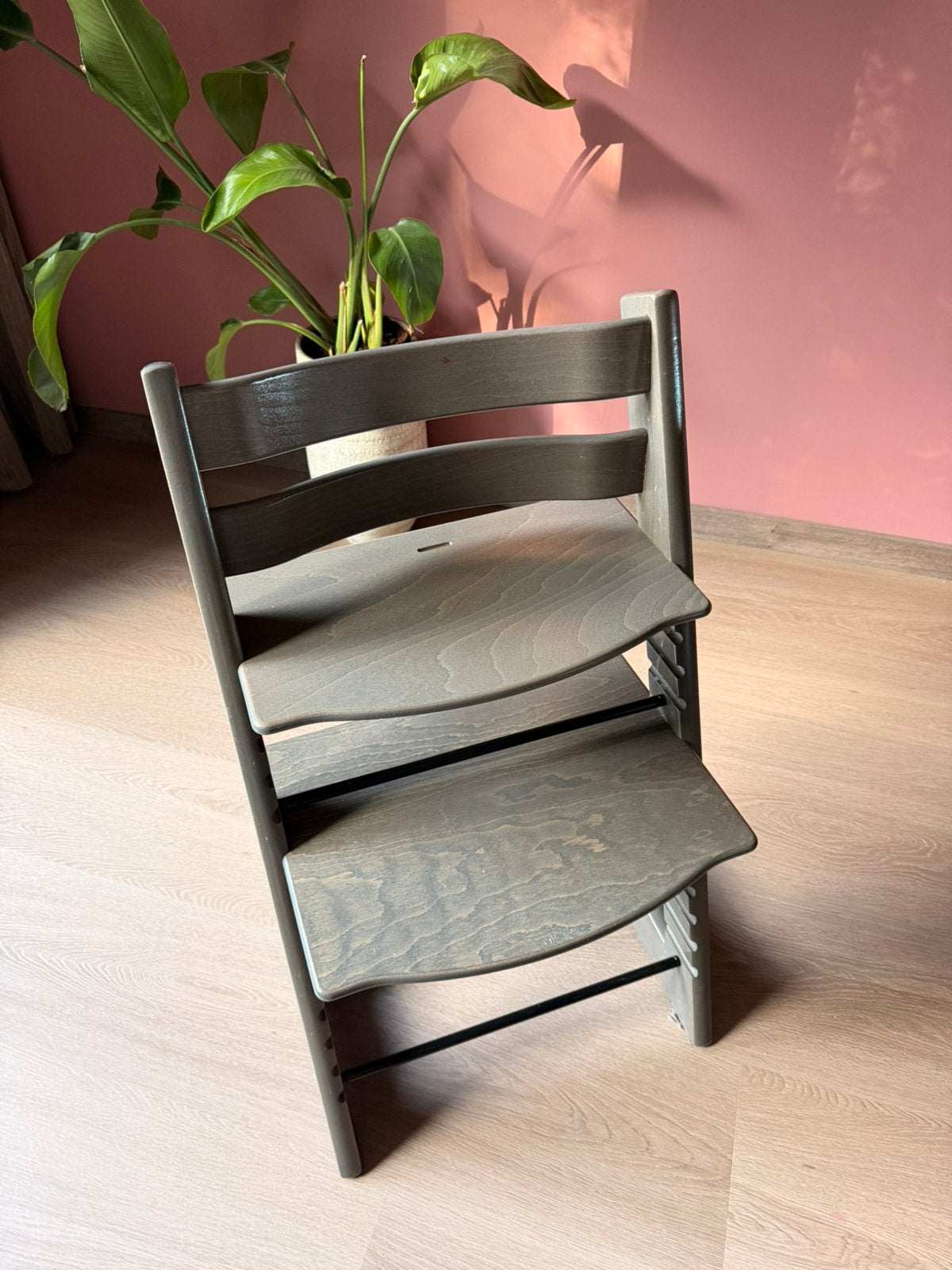 Stokke Tripp Trapp kinderstoel – donkergrijs – 2022, Kinderen en Baby's, Ophalen, Gebruikt, Meegroeistoel