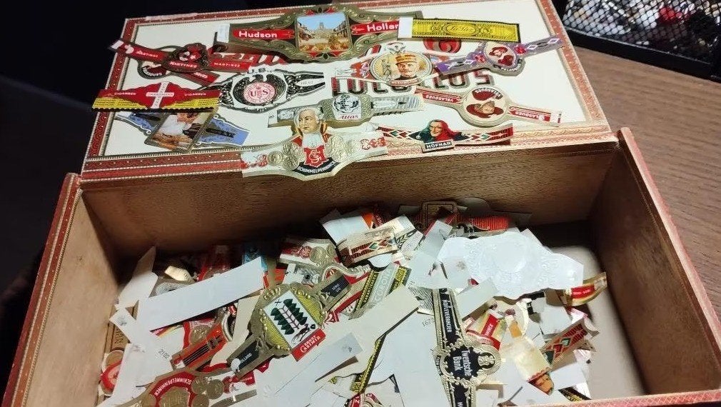 600-700 Sigarenbandjes in sigarendoos, Verzamelen, Ophalen of Verzenden, Gebruikt, Sigarenbandjes