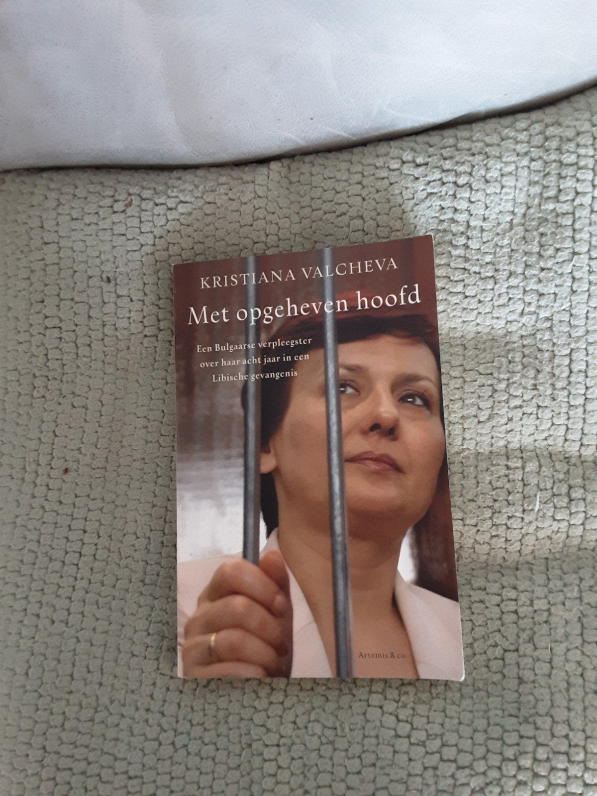 Kristiana Valcheva---Met opgeheven hoofd, Kristiana Valcheva, Europa overig, Ophalen of Verzenden, Zo goed als nieuw