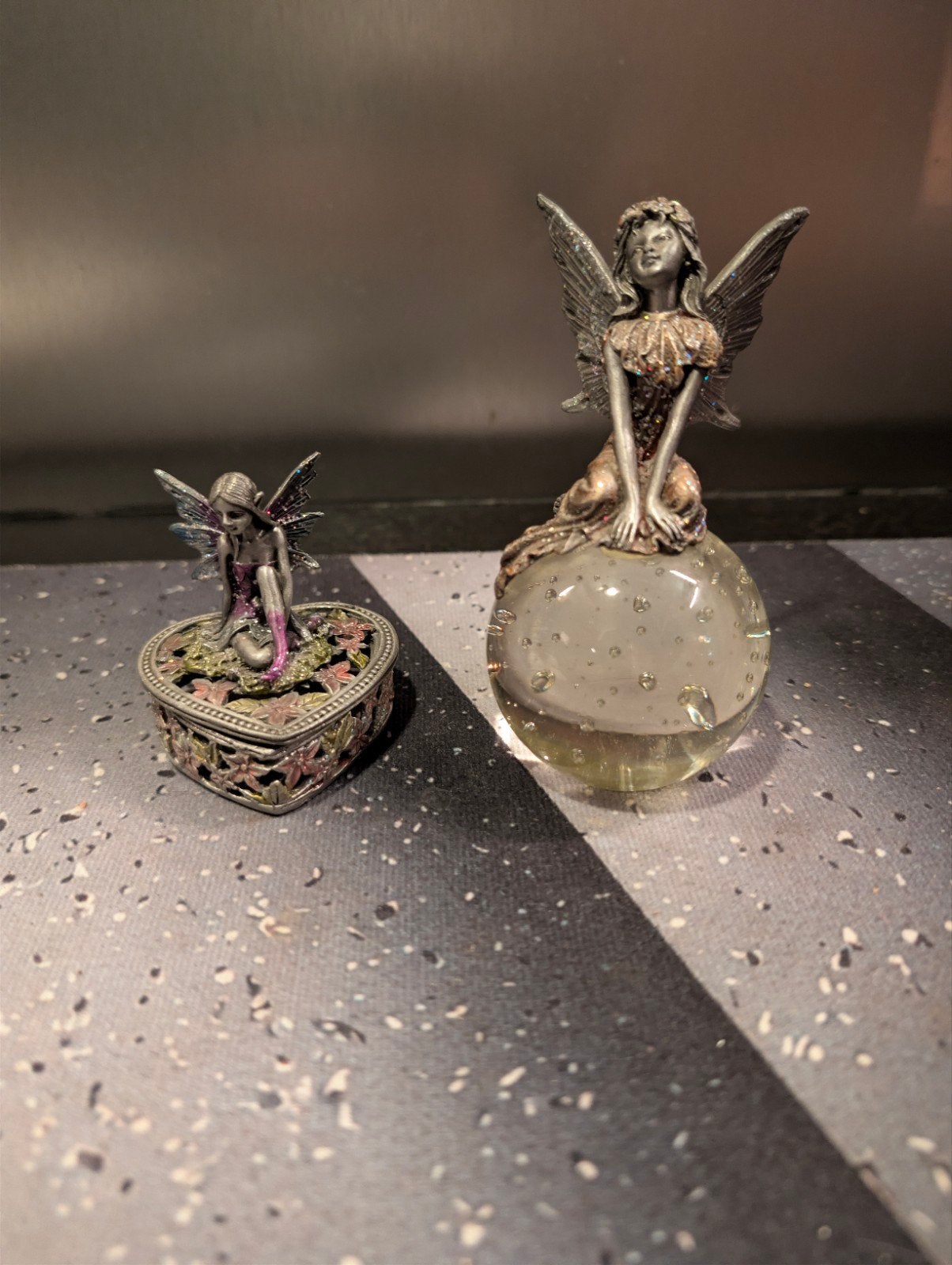 Set van 2 Fantasy Beeldjes: Elfje op Doosje en Elfje op Bol, Ophalen of Verzenden