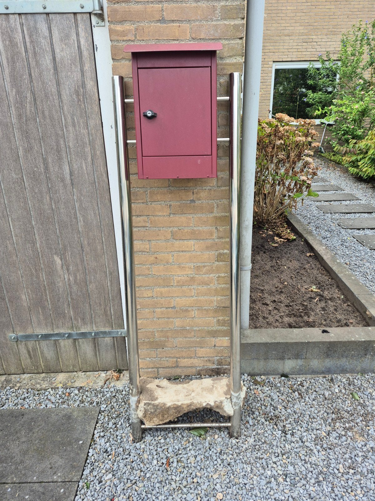 Rode brievenbus op staander, Tuin en Terras, Brievenbussen, Ophalen, Gebruikt, Rvs, Staande brievenbus