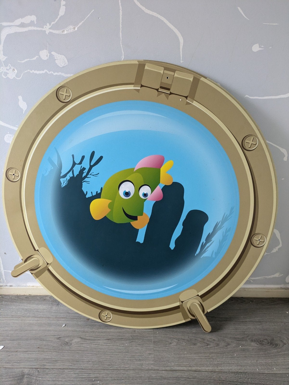 Leuke wanddecoratie kinderkamer - patrijspoort met vis, Huis en Inrichting, Ophalen, Gebruikt, Meerkleurig, Decoratieobject