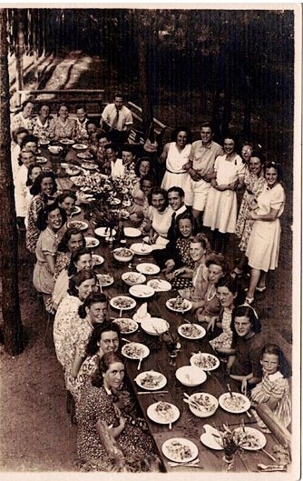 Vreetzame en vreedzame dames aan tafel, Verzenden, Foto, Zo goed als nieuw, 1940 tot 1960