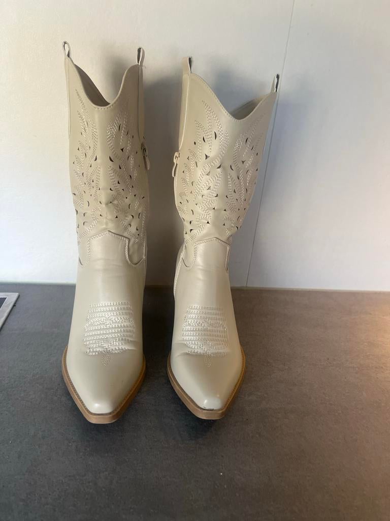Crèmekleurige cowboylaarzen met lasergesneden details., Kleding | Dames, Schoenen, Ophalen of Verzenden, Zo goed als nieuw, Beige