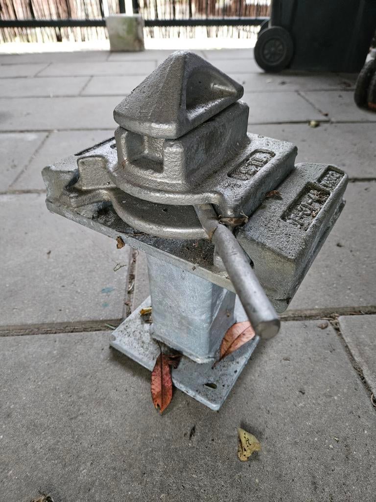 Container poten (4 stuks) gegalvaniseerd iso-twistlock, Doe-het-zelf en Verbouw, Ophalen, Nieuw, IJzer