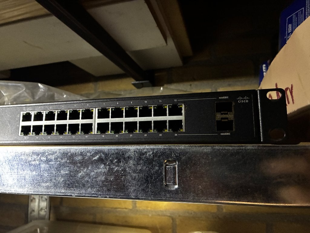 Linksys slm2024 10/100/1000 24 port switch, Computers en Software, Netwerk switches, Ophalen, Gebruikt