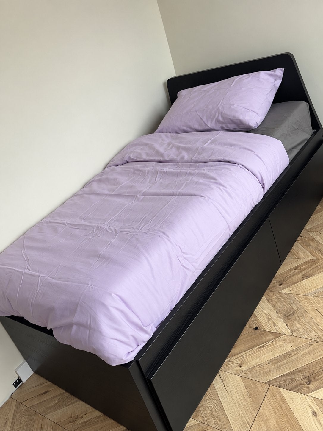 IKEA FLEKKE Bedbank Zwartbruin 80x200 met 2 lades, Huis en Inrichting, Ophalen, Eenpersoons, Zwart, Zo goed als nieuw
