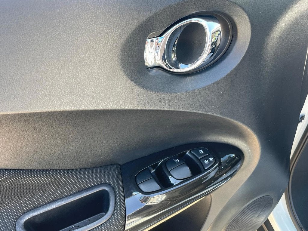 Nissan Juke 1.6 Connect Edition AUTOMAAT IN TOP CONDITIE, Auto's, Nissan, Euro 5, Zwart, 4 cilinders, Alcantara