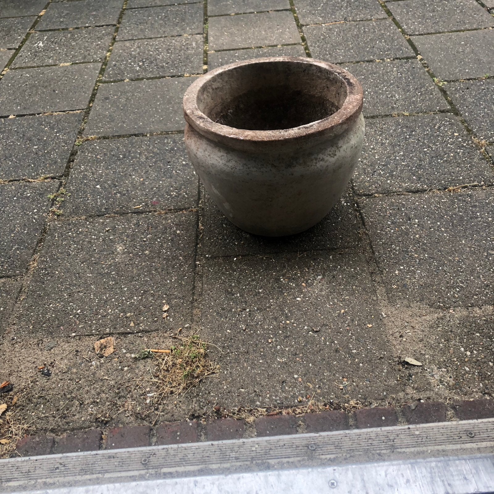 Zware bloempot grijs steen, Ophalen, Steen, Rond, Zo goed als nieuw