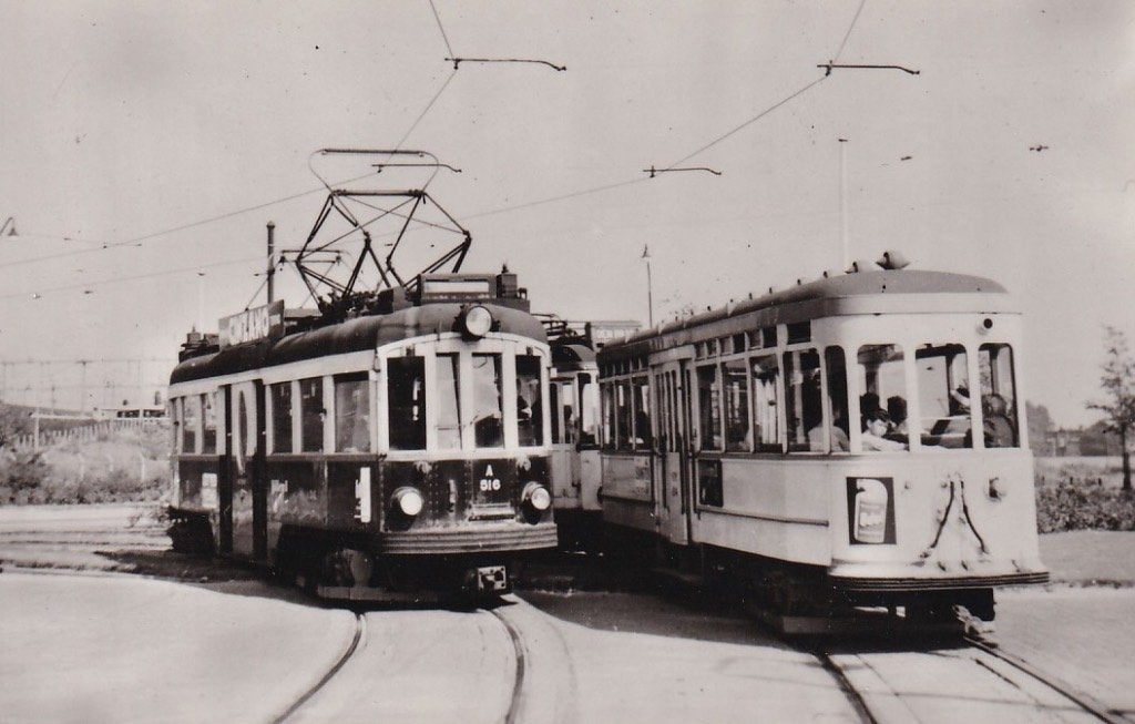 751P Leiden, "Gele en Blauwe" tram bij rotonde station, Ophalen of Verzenden, 1940 tot 1960, Zuid-Holland