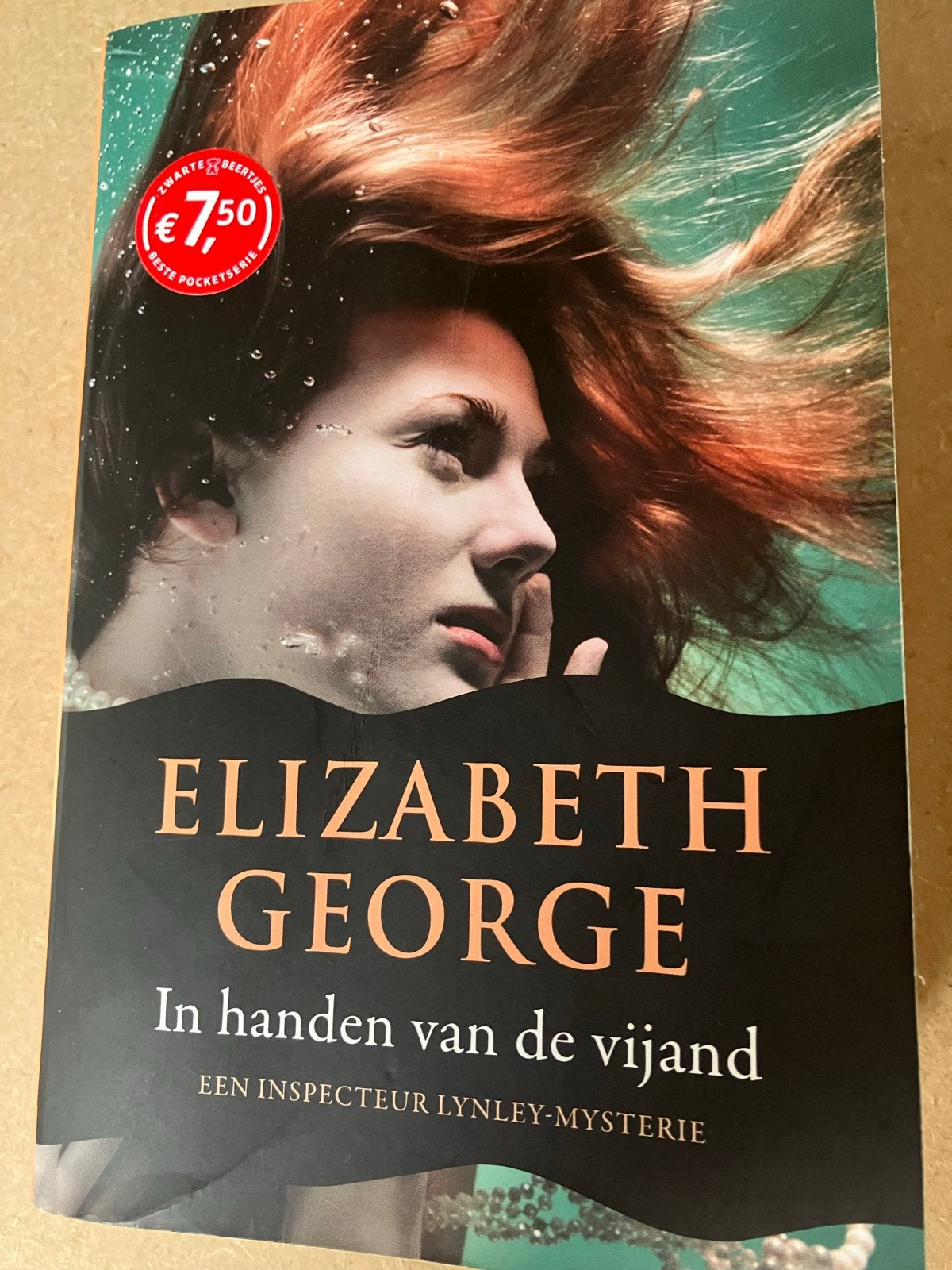 Elizabeth George - In handen van de vijand (pocket), Ophalen of Verzenden, Gelezen