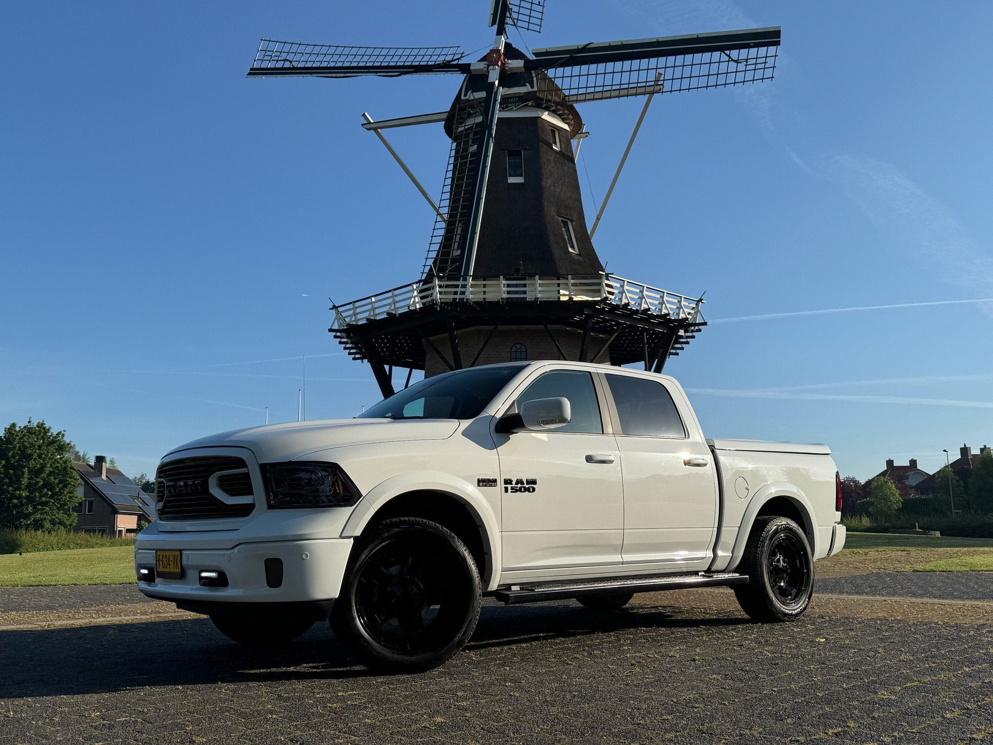 Dodge Ram 1500 / 5.7 HEMI V8 / 4X4 / LUCHTVERING (bj 2019), Auto's, Dodge, Gebruikt, Origineel Nederlands, Bedrijf, LPG