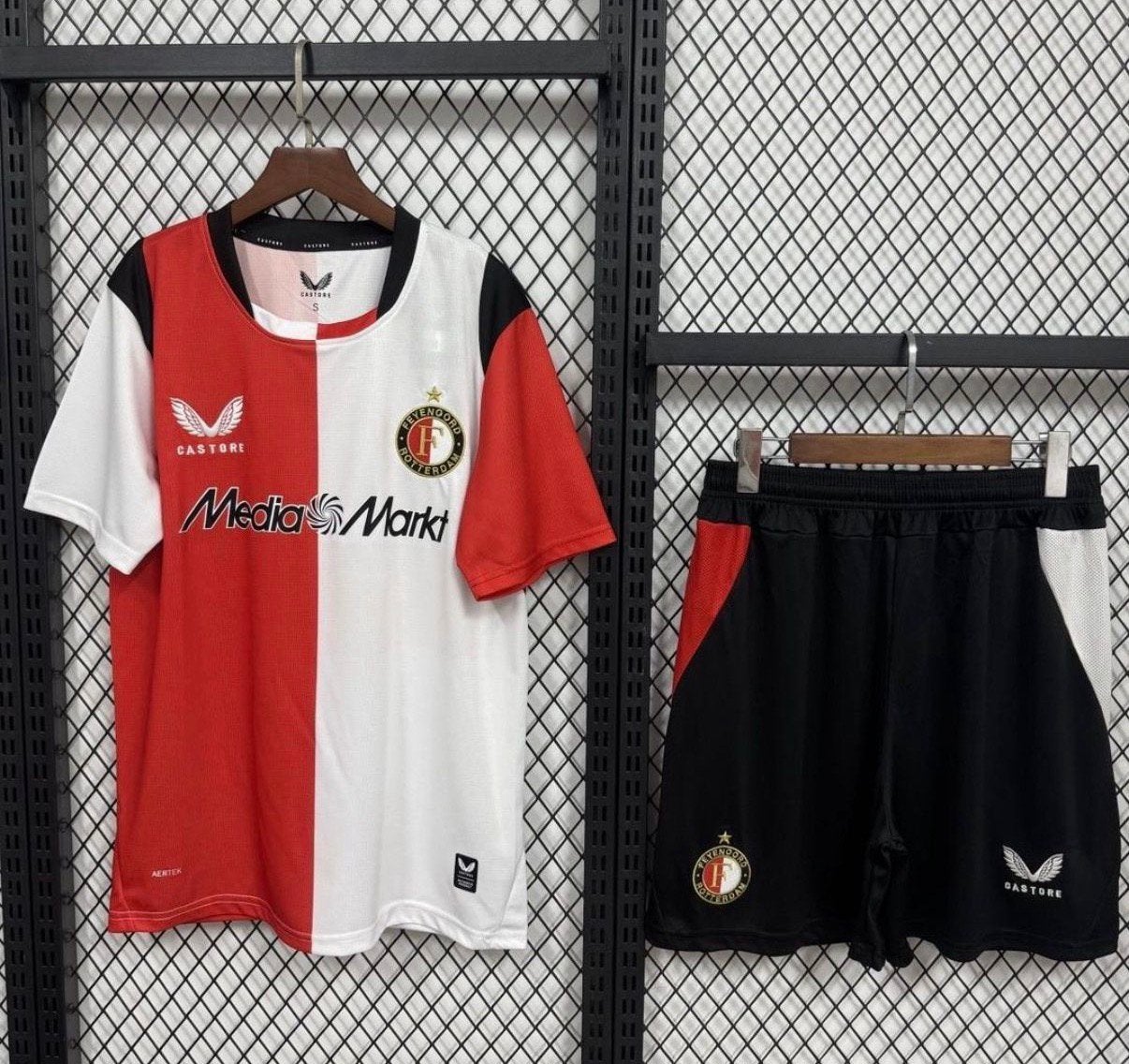 Feyenoord thuis shirt + broekje 2026/2027 Maat L, Sport en Fitness, Maat L, Ophalen of Verzenden, Nieuw, Set