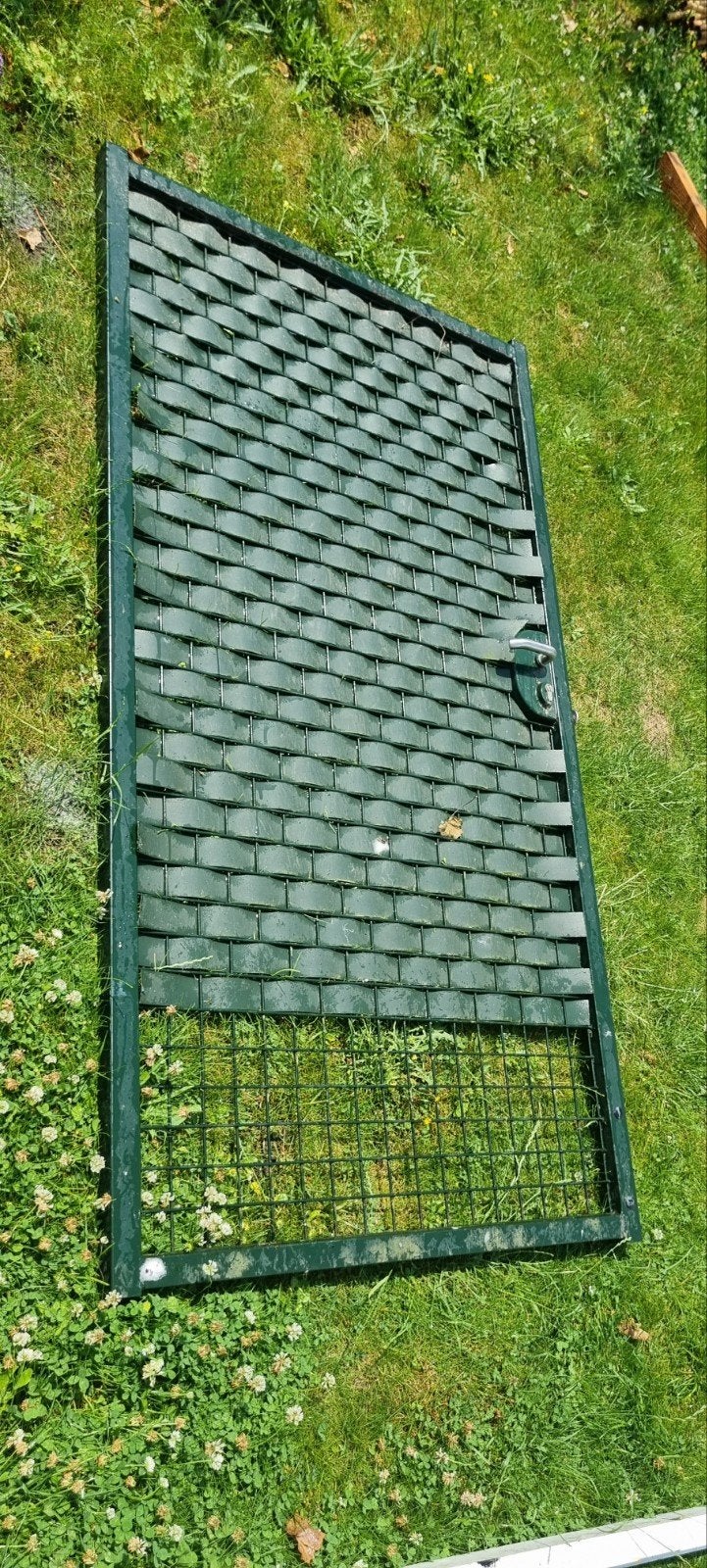 Groen hekwerk - Gebruikt. Afmetingen 175 hoog 95 breed., Tuin en Terras, Tuinhekken en Hekwerk, Gebruikt, Gaashekwerk, IJzer, Met poort
