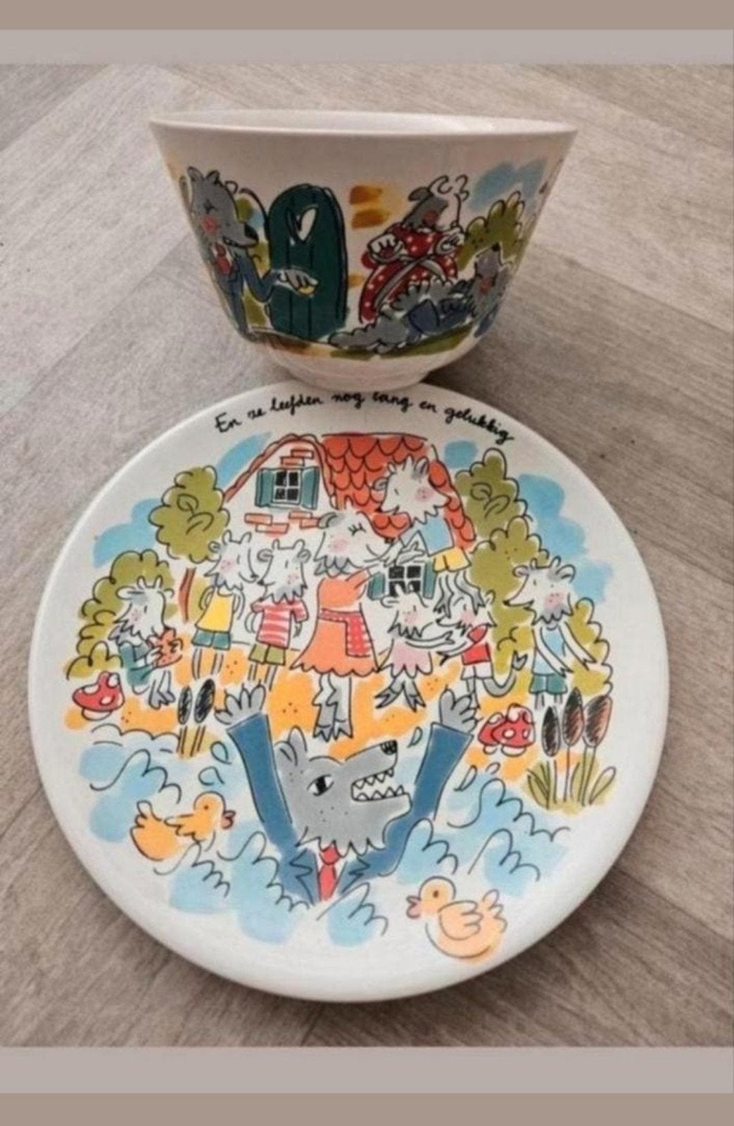 amsterdam blond efteling wolf & de 7 geitjes set van 2, Ophalen, Aardewerk, Bord(en)