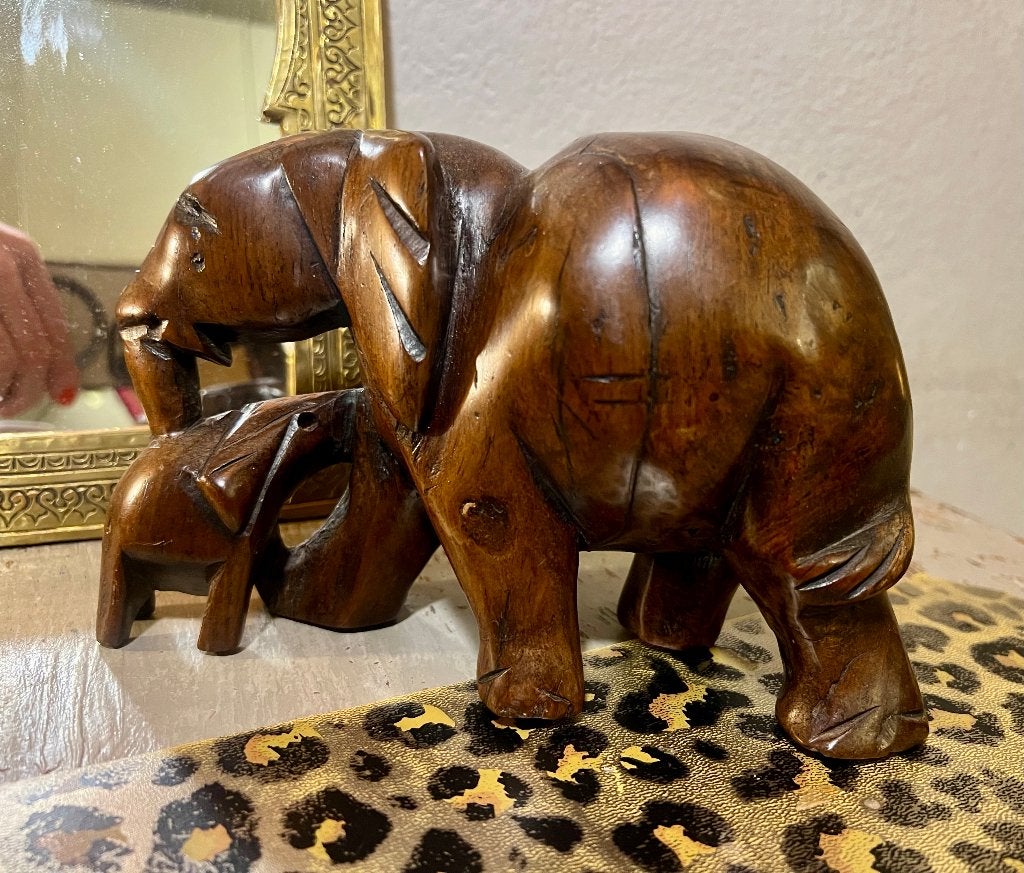 Vintage handgesneden houten moeder olifant met kalf beeldje, Antiek en Kunst, Houtsnijwerk, Minder dan 20 cm, Ophalen of Verzenden