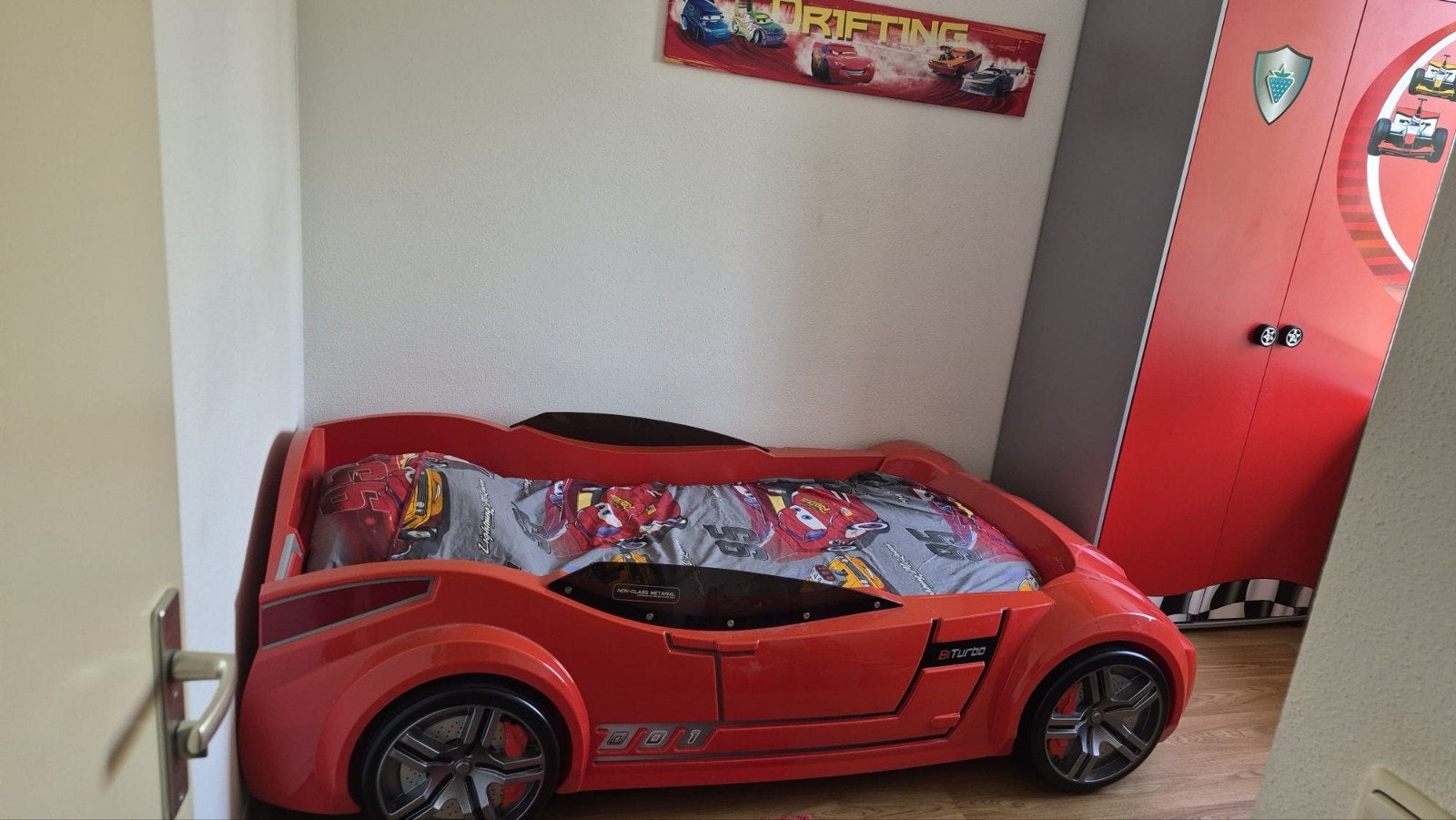 Race auto formule 1 slaapkamer bed kasten accessoires, Kinderen en Baby's, Lattenbodem, 85 tot 100 cm, Ophalen of Verzenden, Zo goed als nieuw