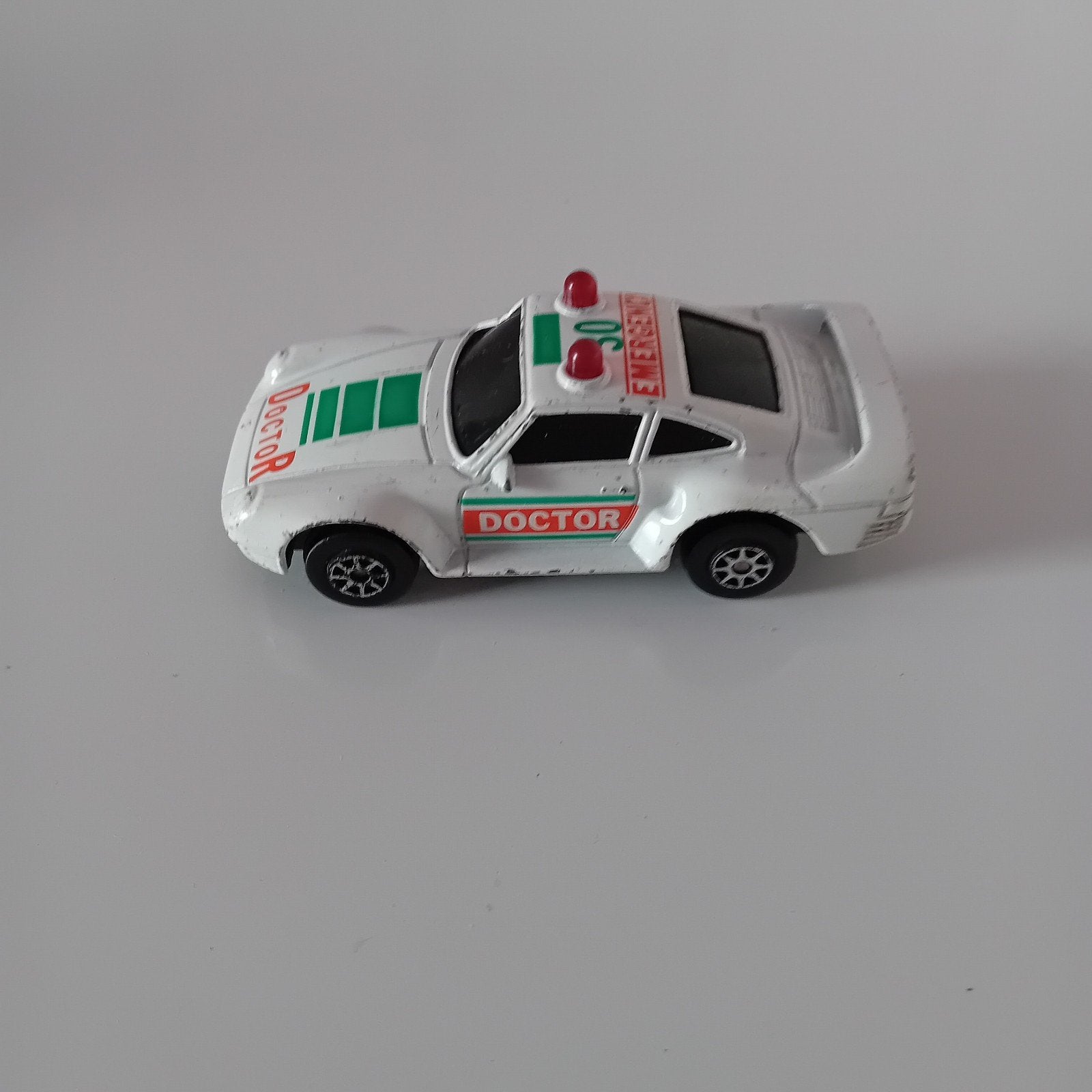 Vintage Speelgoed Auto 'Doctor Emergency', Hobby en Vrije tijd, Modelauto's | 1:32, Verzenden, Gebruikt