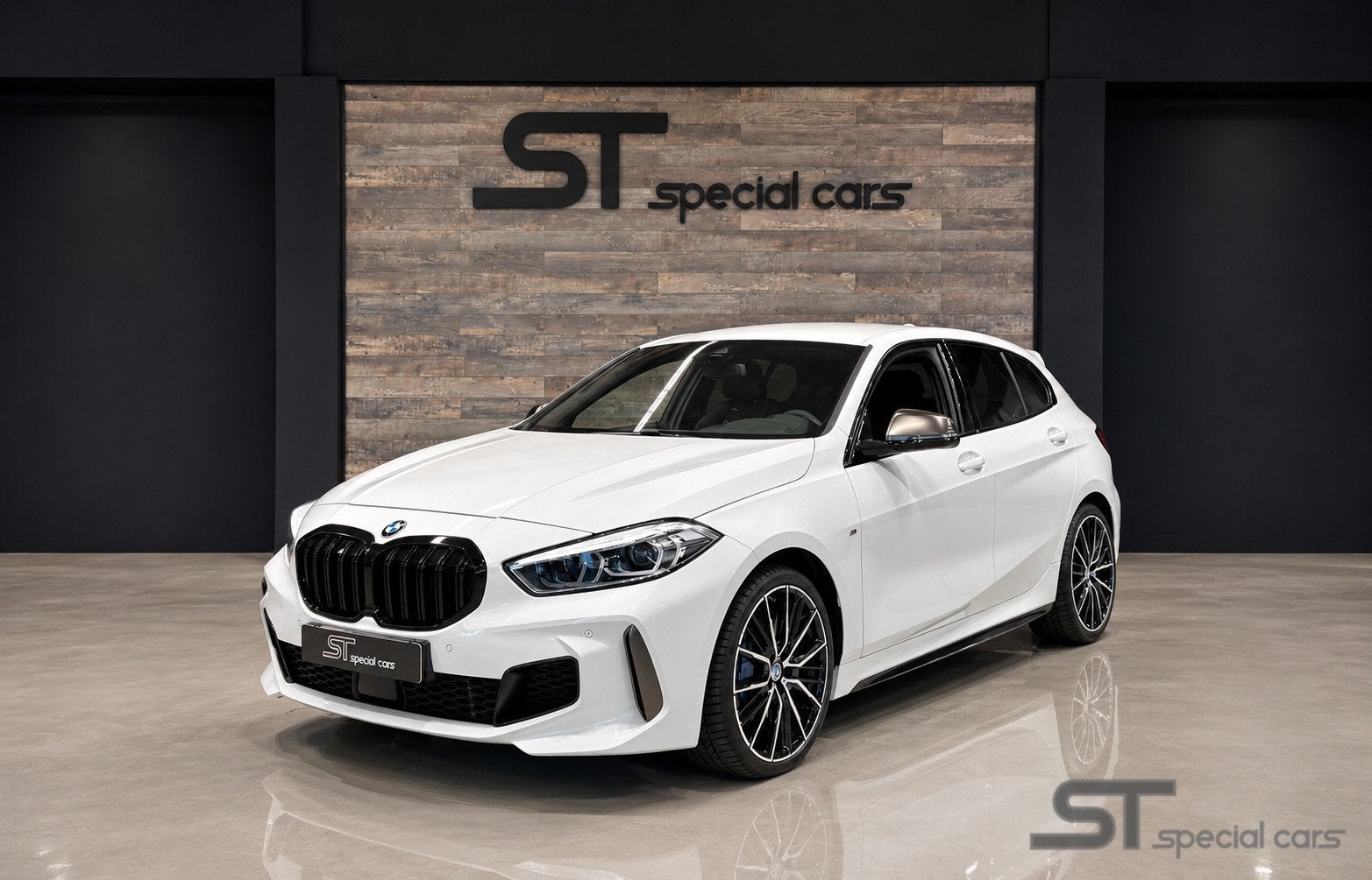 BMW 1-serie M135i xDrive|Harman|HUP|Memory|Leder|Virtual, Automatische klimaatregeling, Gebruikt, 4 cilinders, Met garantie (alle)