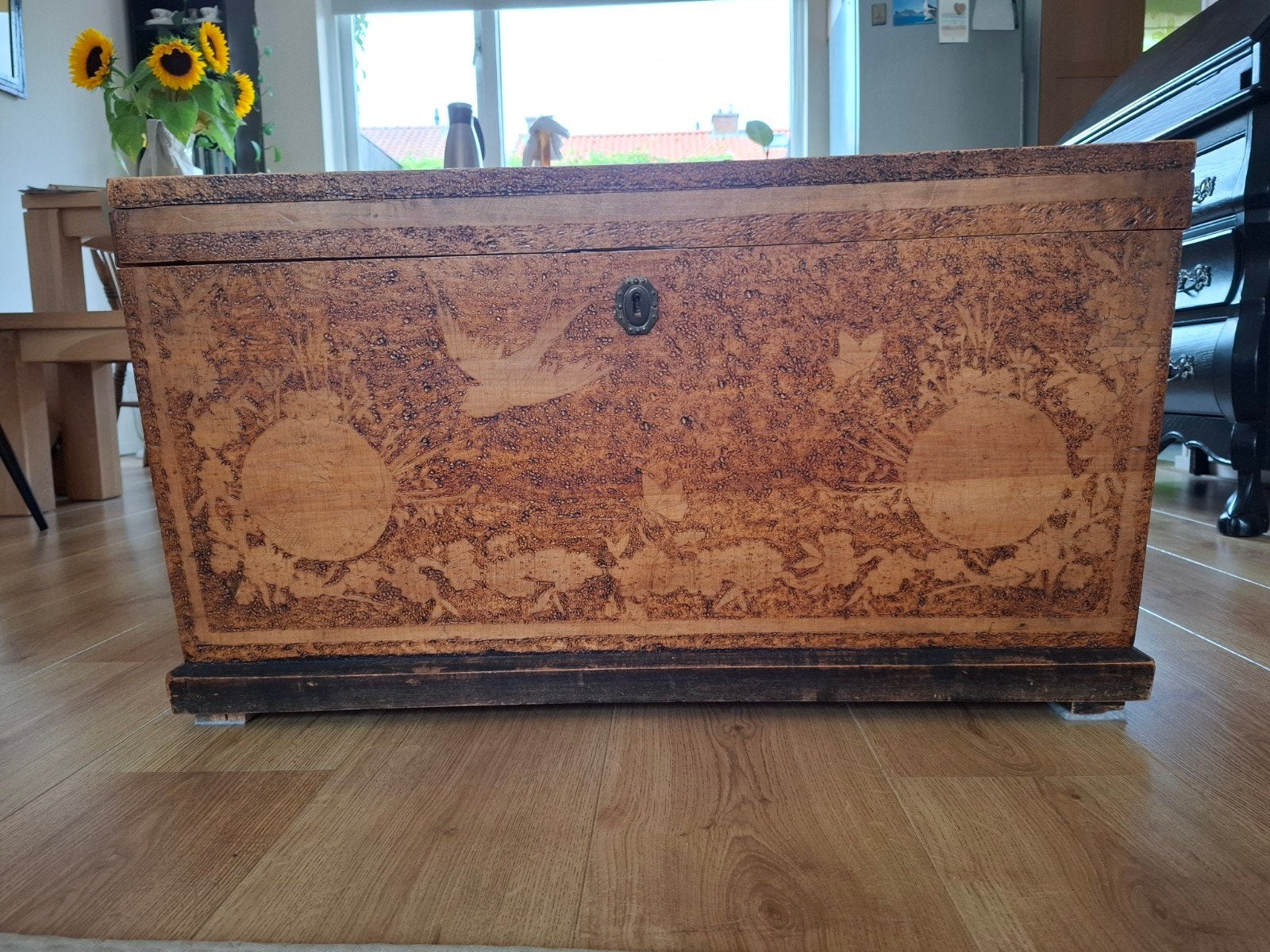 Antieke dekenkist met geëtste decoratie: vogels en bloemen, Ophalen