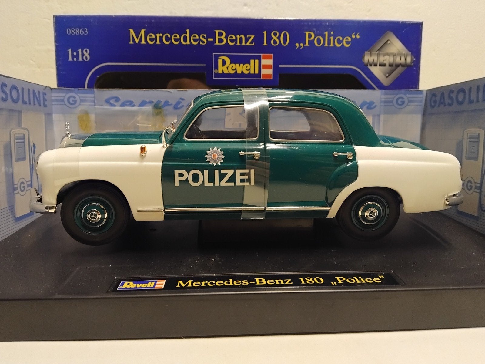Mercedes Benz 180 Ponton Polizei Revell metal 1:18 KRD, Ophalen of Verzenden, Zo goed als nieuw, Auto, Revell