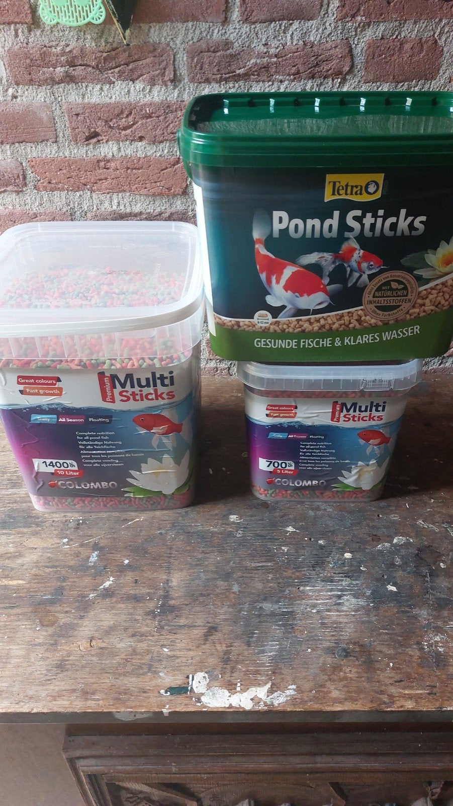 te koop wegens beëindiging hobby: 3 emmers vijver visvoer., Ophalen