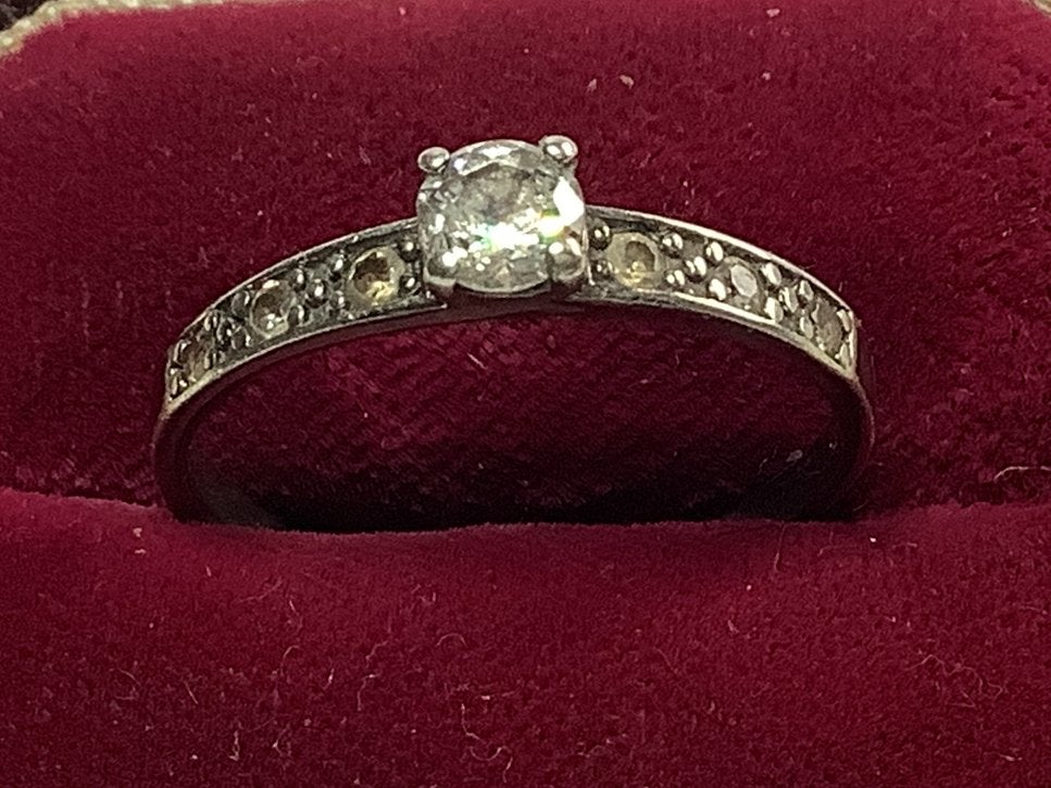 PRACHTIGE ZILVEREN RING MET WITTE EDELSTENEN, Verzenden, Zilver, Ring, Met edelsteen