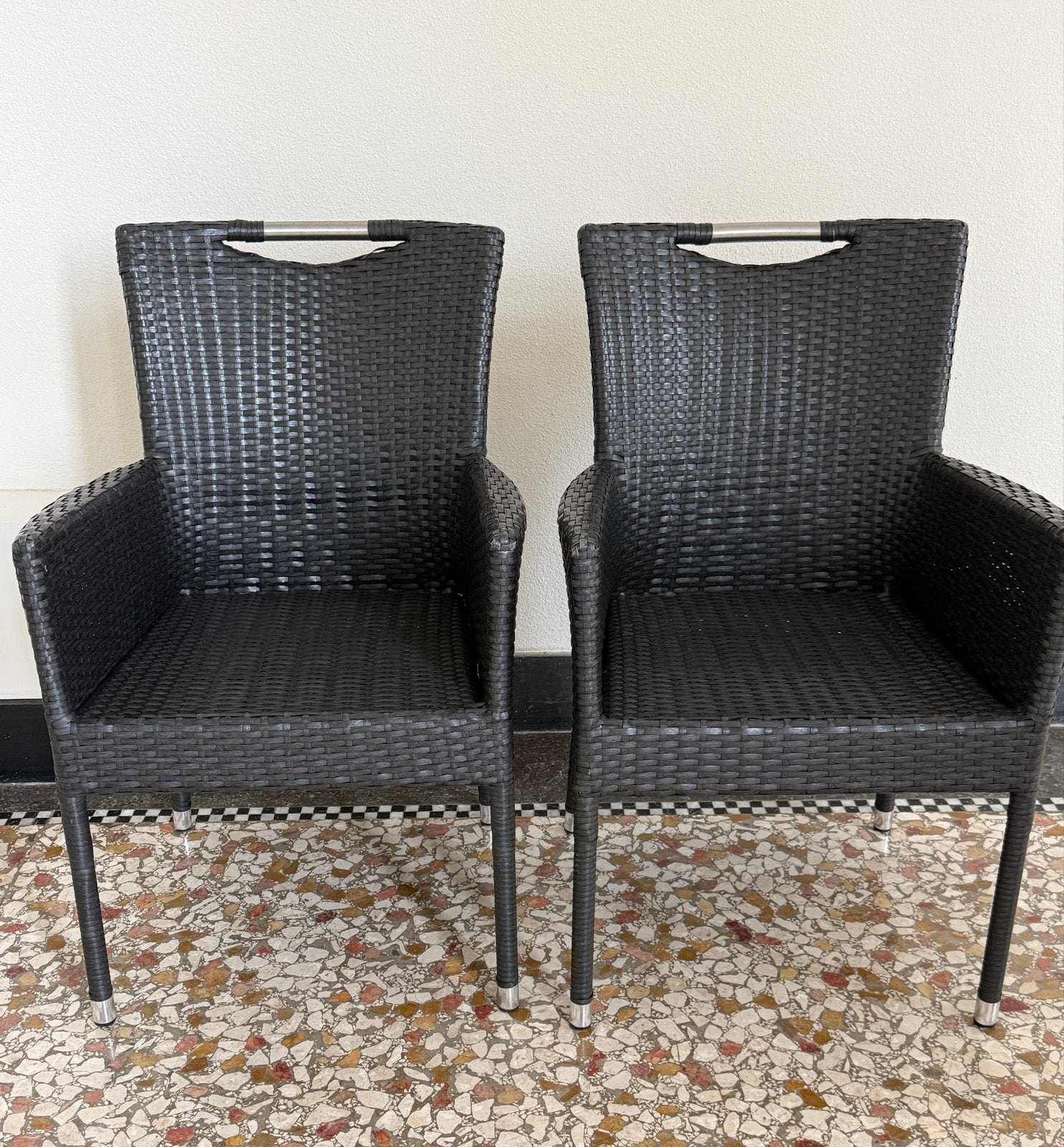 Twee zwarte wicker tuinstoelen met armleuningen, Ophalen, Kunststof, Gebruikt, Twee