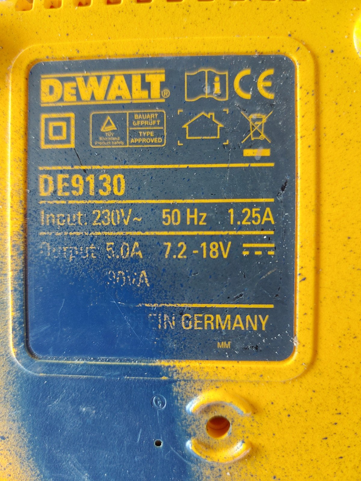 Foto 5 van Dewalt 14.4V Accu 2.6Ah met Yamaha Lader
