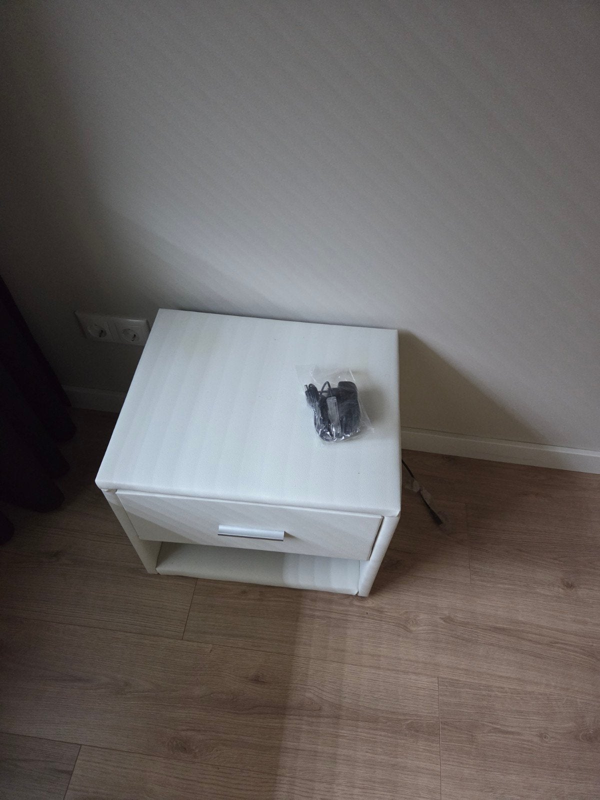 Nachtkastje Albarny met LED verlichting - Meubella, Ophalen, Minder dan 45 cm, Zo goed als nieuw, Minder dan 55 cm
