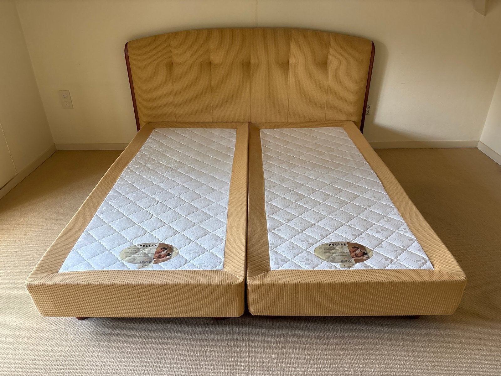 Tweepersoonsbed met bedbodems, Ophalen, Gebruikt, Beige, Tweepersoons