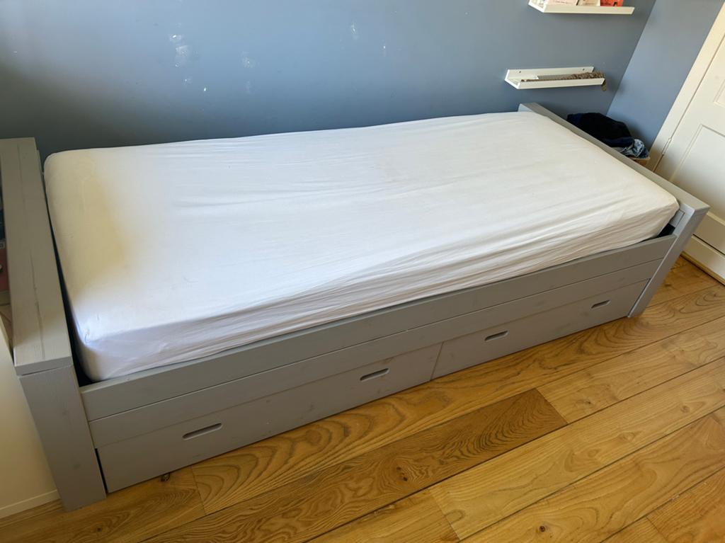Grenen bed (90*200) met lades in betongrijs van Woood, Ophalen, 180 cm of meer, 85 tot 100 cm, Lattenbodem