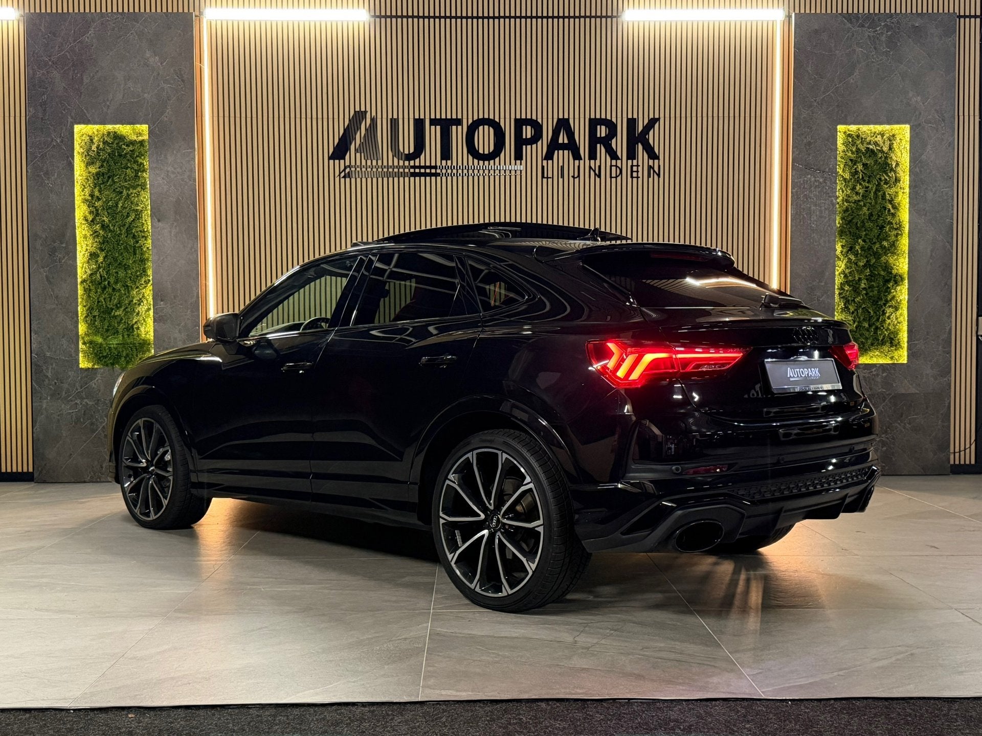 Audi RSQ3 Sportback TFSI |PANO|B&O|MATRIX|KEYLESS|CAMERA|DEA, Auto's, Dealer onderhouden, Gebruikt, Zwart, Bedrijf