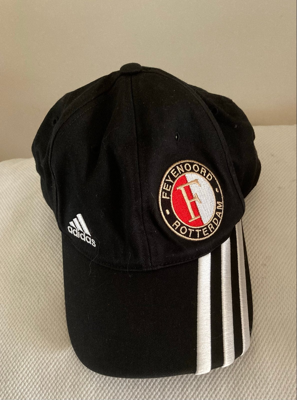 NIEUW | Adidas | Feyenoord | Pet (zwart, one size), Ophalen of Verzenden, Nieuw, One size fits all, Pet