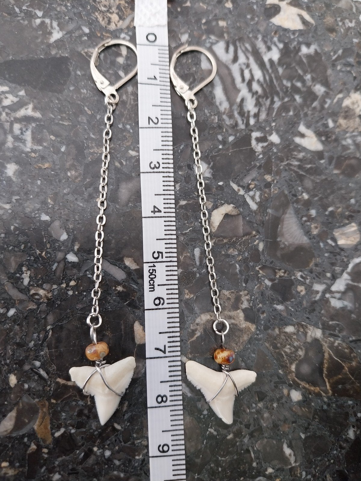 Oorbellen met echt haaientandje, verzilverd oorhaakje#1626, Ophalen of Verzenden, Zo goed als nieuw, Overige materialen, Hangers