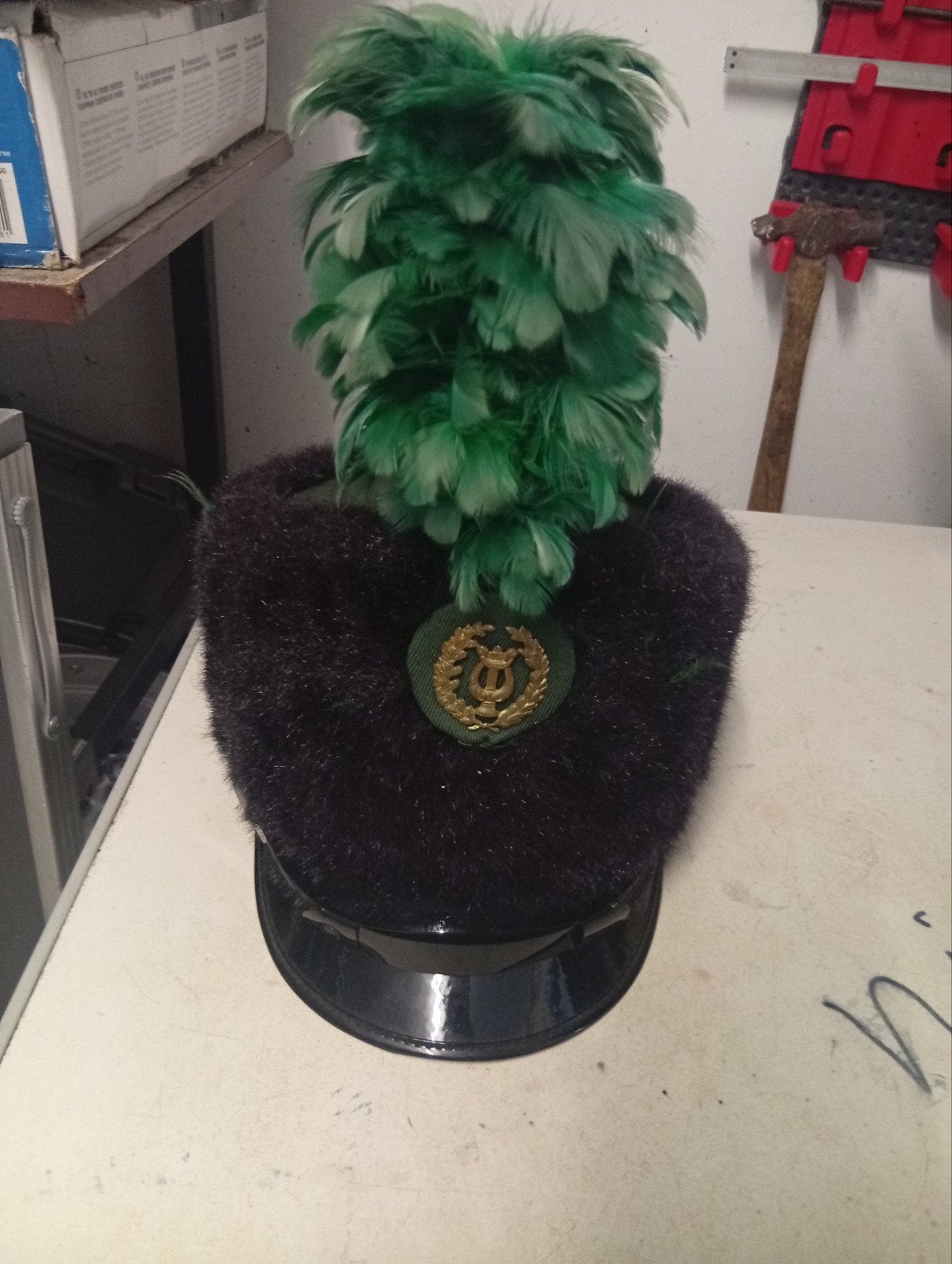 Vintage militaire Shako met groene pluim en embleem - Maat 5, 56 of 57 cm (M, 7 of 7⅛ inch), Hoed, Ophalen of Verzenden, Onbekend