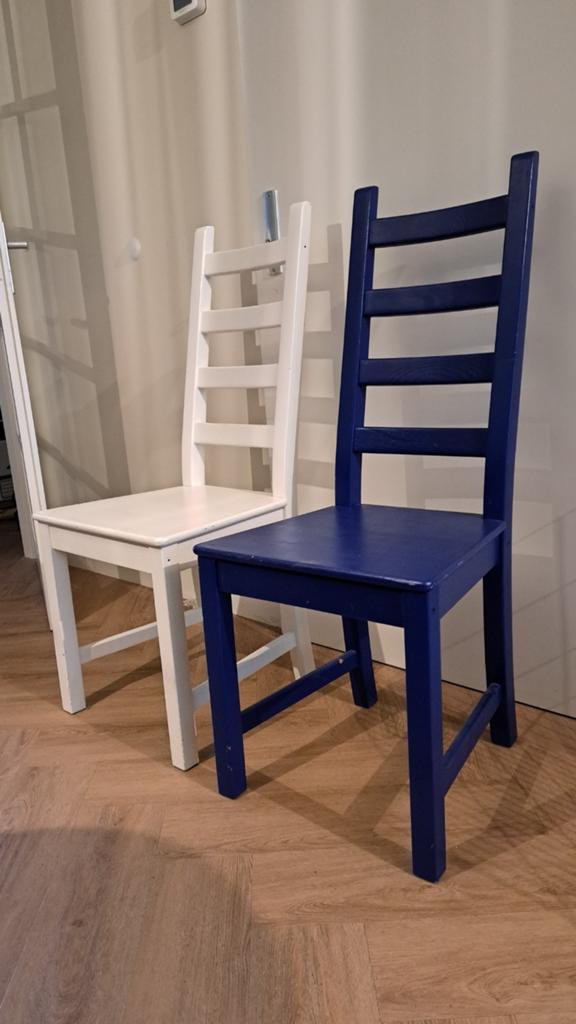 Twee goede houten stoelen, wit en blauw, Huis en Inrichting, Stoelen, Ophalen, Gebruikt, Twee, Wit