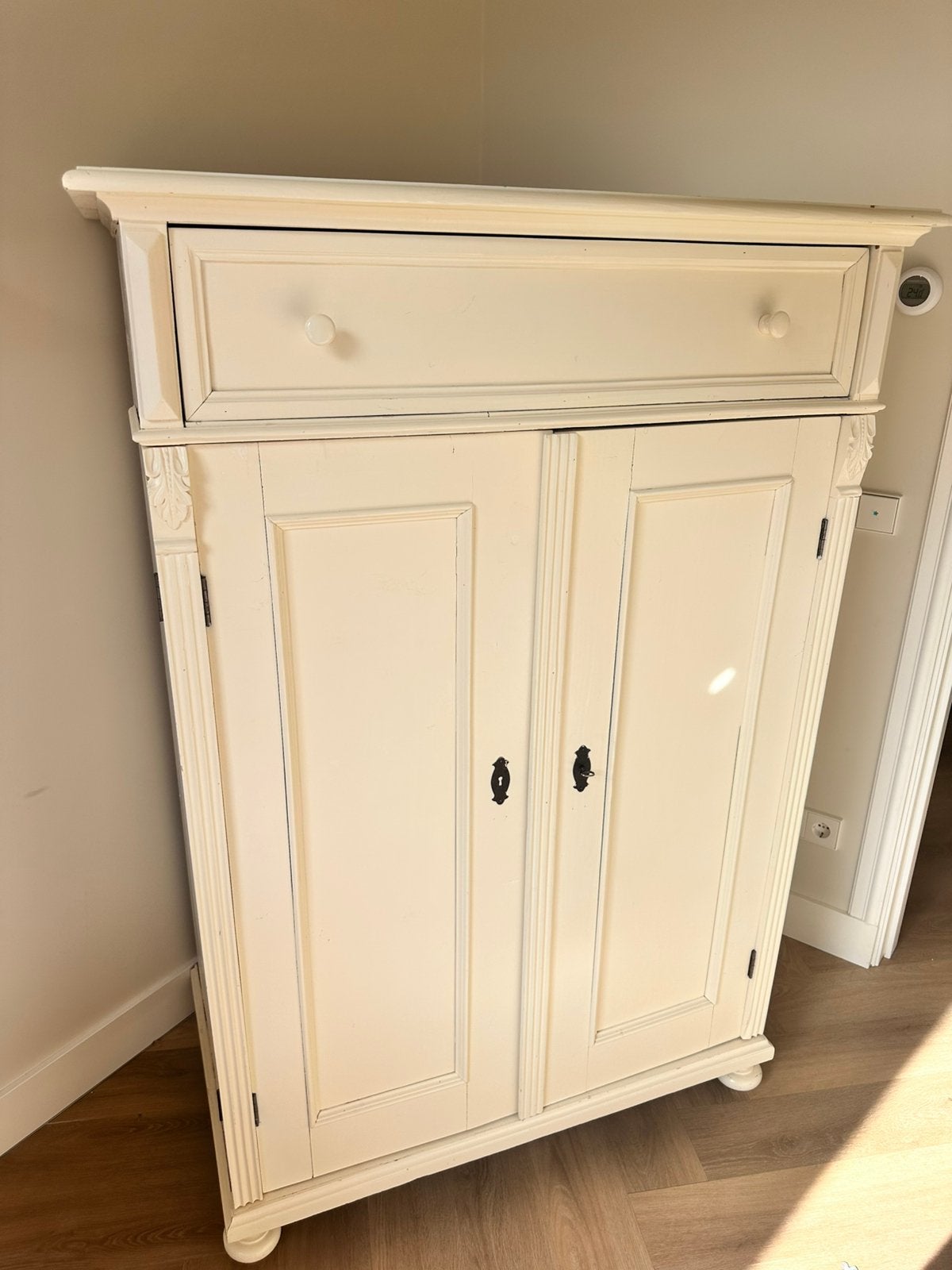 Brocante crème kast met lade en sleutel | 158 x 109 x 62 cm, Kinderen en Baby's, 50 tot 70 cm, 105 cm of meer, Ophalen of Verzenden