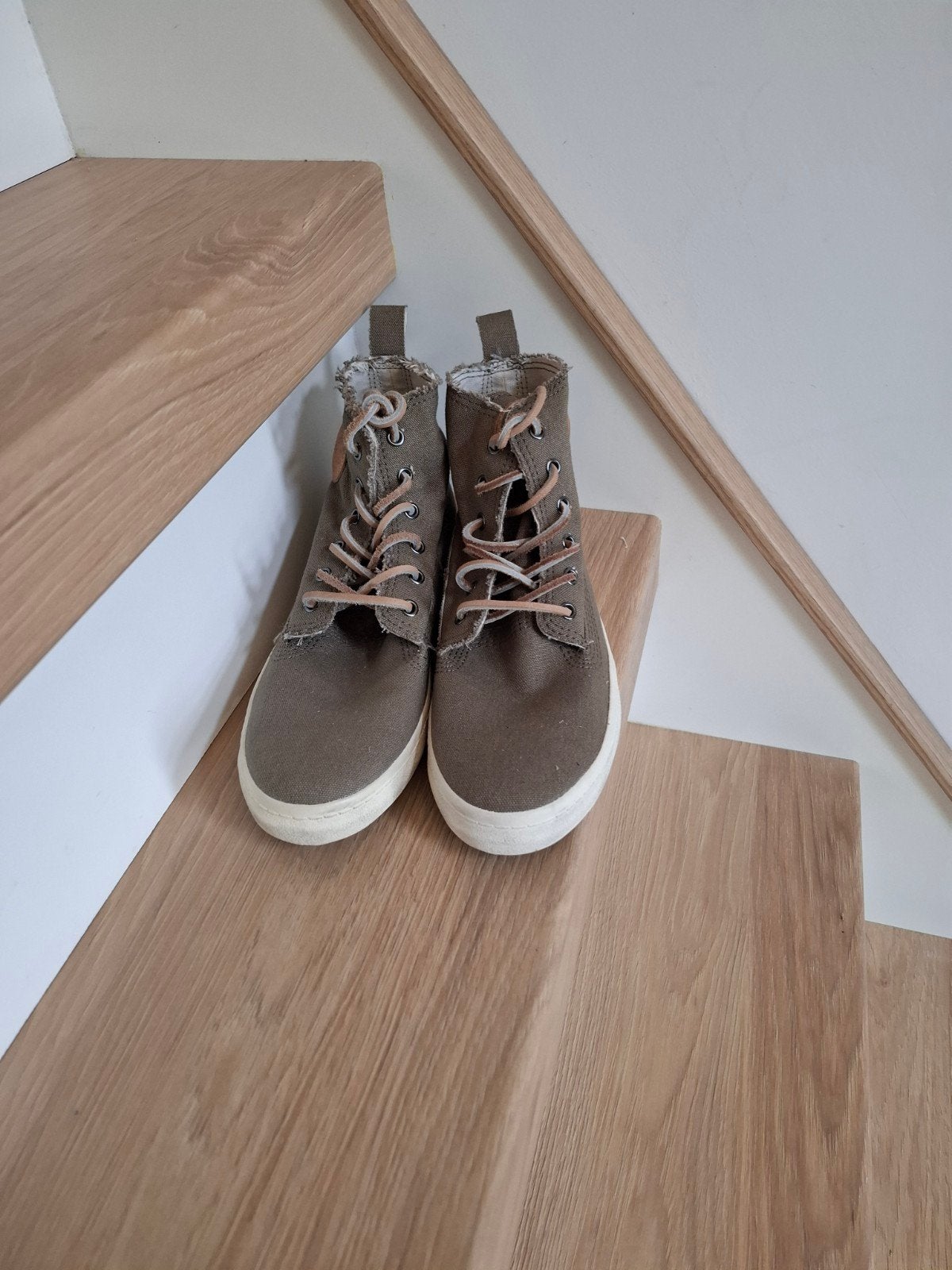 Nieuqe gympen maat 36 Blackstone khaki, Sportschoenen, Nieuw, Ophalen of Verzenden, Jongen