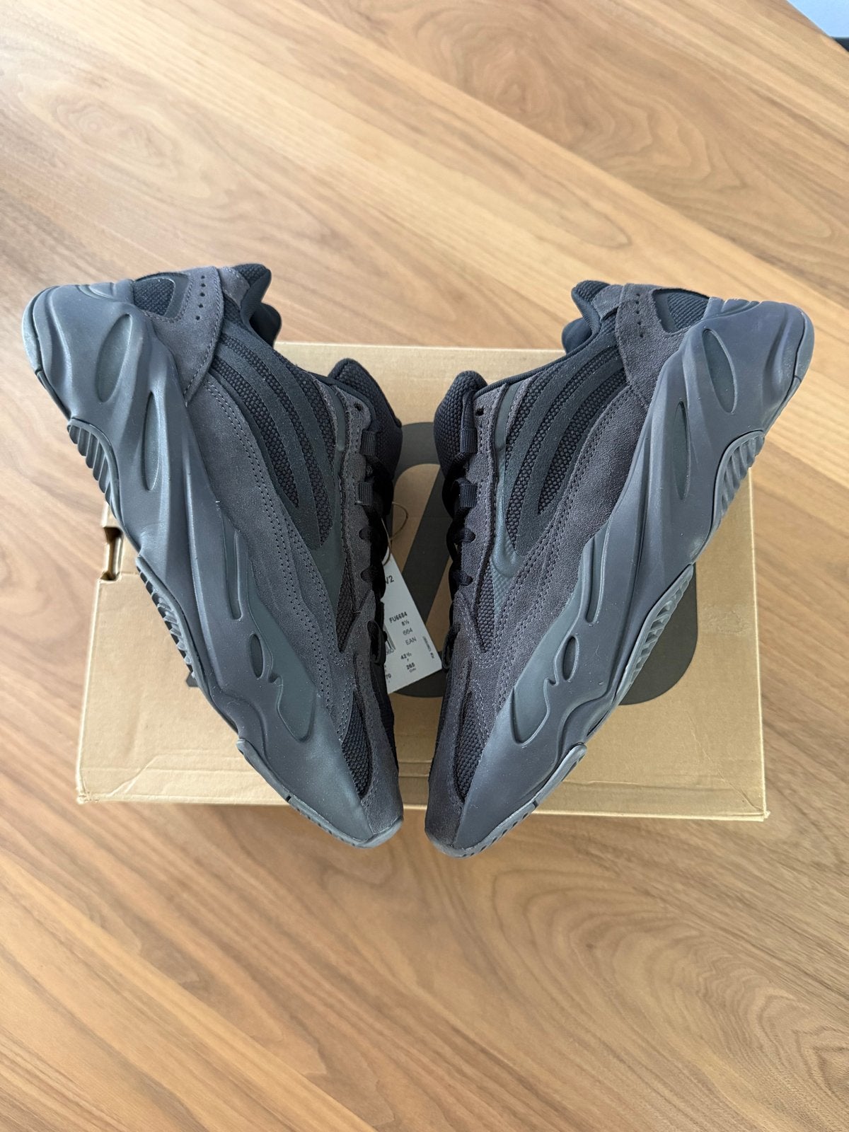 Adidas Yeezy Boost 700 V2 Vanta - Maat 42 2/3, Ophalen of Verzenden, Nieuw, Zwart, Sneakers of Gympen