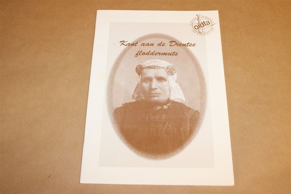 Kant aan de Drentse Floddermuts — Klederdracht, Boeken, Ophalen of Verzenden, Gelezen